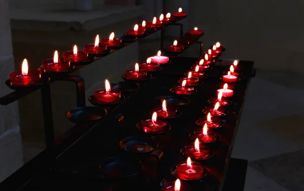Κεριά καίγονται στο κηροπήγιο — Φωτογραφία Αρχείου