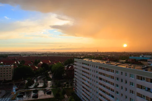 De zonsondergang over de stad — Stockfoto