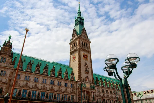 Vista al Ayuntamiento de Hamburgo en un día soleado —  Fotos de Stock