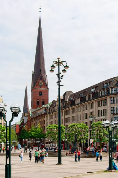 Vista na Câmara Municipal de Hamburgo em dia ensolarado — Fotografia de Stock