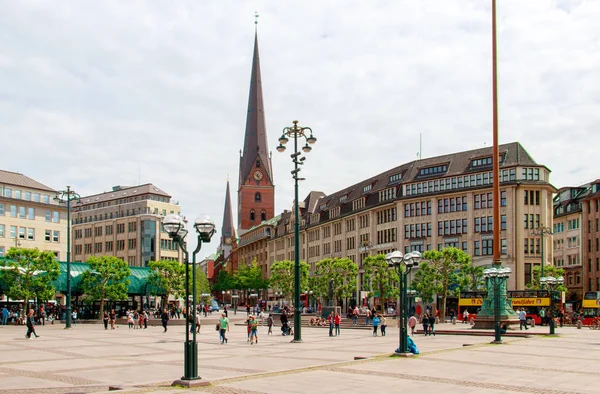 güneşli bir günde Hamburg Belediye Binası'nda görünümü