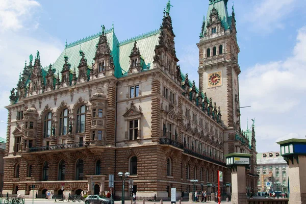 View at Hamburg Town Hall w słoneczny dzień — Zdjęcie stockowe