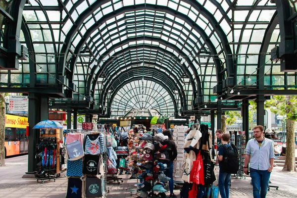 Glasdach mit Metallrahmen — Stockfoto