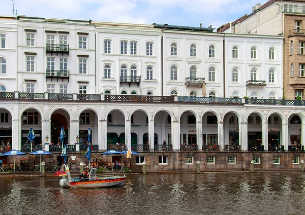 Alster arcadas com pessoas no centro histórico da cidade — Fotografia de Stock