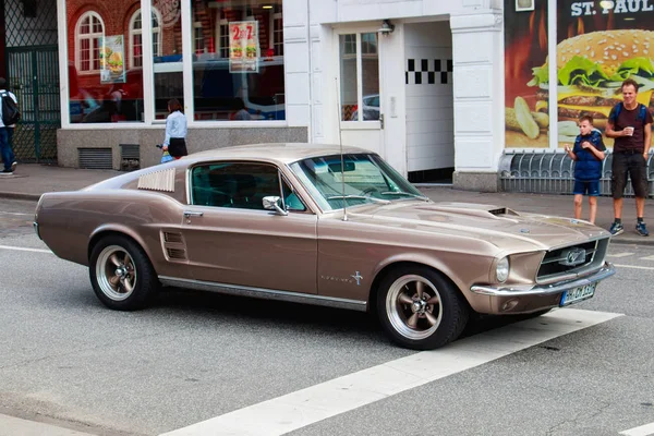 Ford Mustang en calle de la ciudad — Foto de Stock