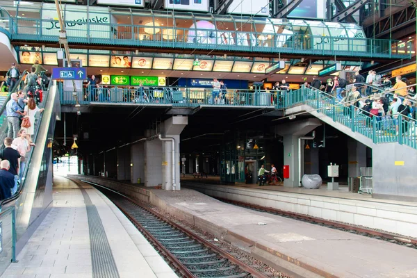 Tågstation med många plattformar — Stockfoto