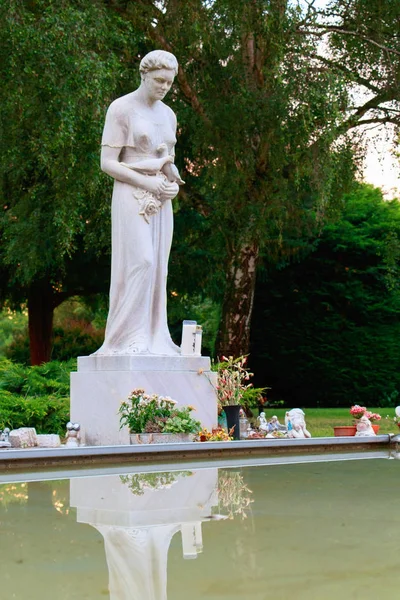 Een standbeeld van een vrouw — Stockfoto