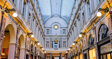Gün batımında Galeries Royales Saint-Hubert