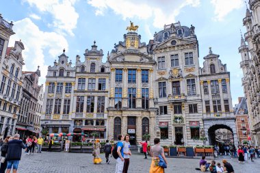 Akşam insanlarla Grand Place