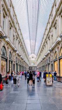 Galeries Royales Saint-Hubert gün batımında sıcak ışıklar parlayan