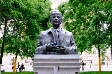 Gün ışığında Kral Baudouin Büstü