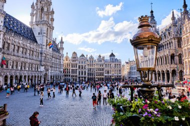 Akşam insanlarla Grand Place