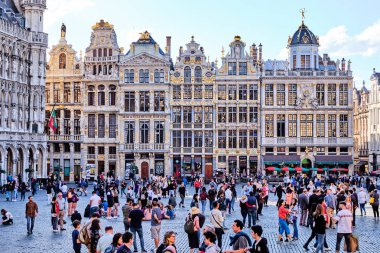 Akşam insanlarla Grand Place