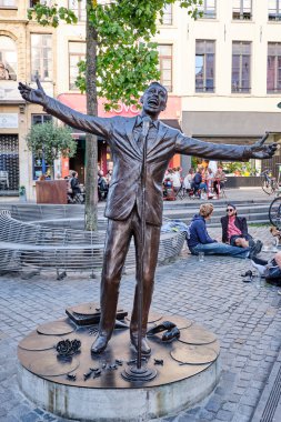 Şarkı söyleyen Jacques Brel Heykeli