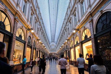 Sıcak ışıklarla gün batımında Galeries Royales Saint-Hubert
