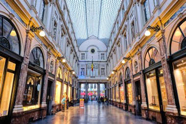 Sıcak ışıklarla gün batımında Galeries Royales Saint-Hubert