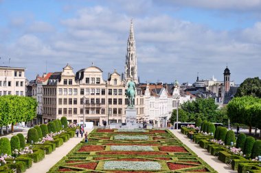 Mont des Arts gün ışığında insanlarla