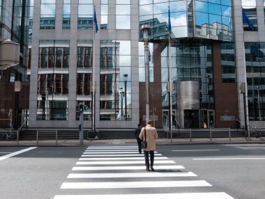 Sokaklarda yürüyen iş adamları