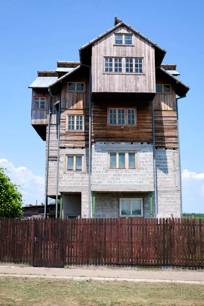 Старий дерев'яний і цегляний будинок — стокове фото