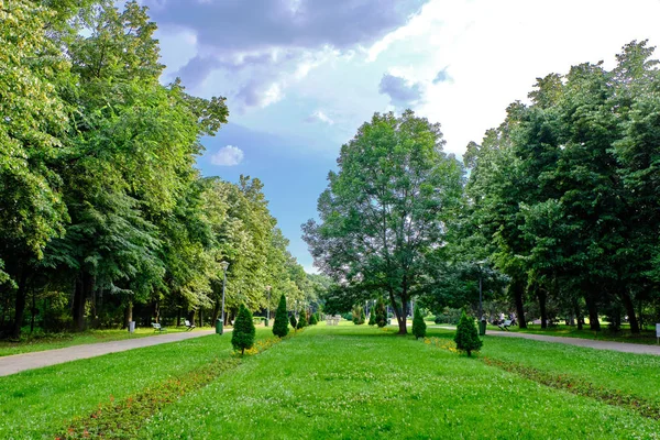 Foto da luz do dia de um parque em Bucuresti — Fotografia de Stock