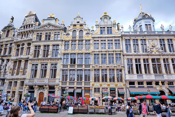 Grand Place avec personnes le soir — Photo