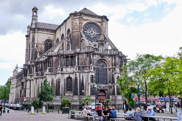 St Catherine Cathedral met mensen in de voorkant — Stockfoto