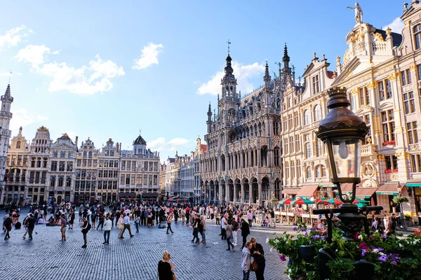 Grand Place avec personnes le soir — Photo