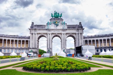 Bulutlu bir günde Parc du Cinquantenaire veya Jubelpark