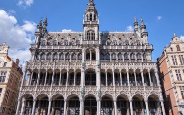 Grand Place 'de gün batımında cephe binaları