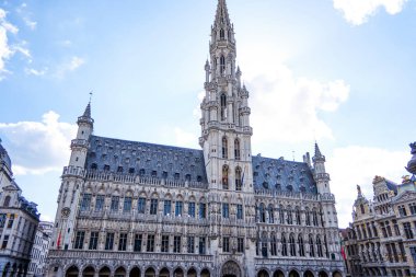 Grand Place 'de gün batımında cephe binaları