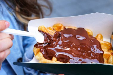 Kadın yeme sıcak Belgian waffle ile Chocolate