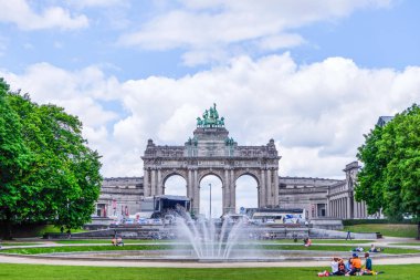 Bulutlu bir günde Parc du Cinquantenaire veya Jubelpark