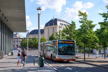 Otobüs ile gün ışığından şehir sokakları