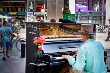 Martinus Wolf piyano üzerinde sokakta oynuyor