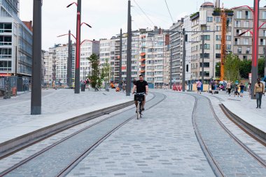 Adam şehir merkezi sokakta bir bisiklet sürme