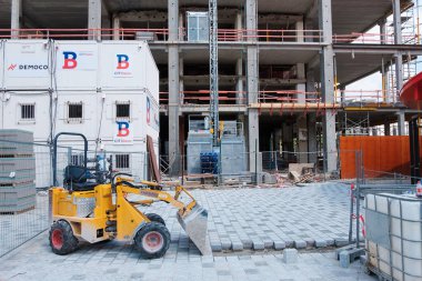 Malzeme ve Traktörler ile bina ve şantiye