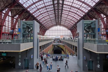 İnsanlar ile gün ışığından Tren İstasyonu