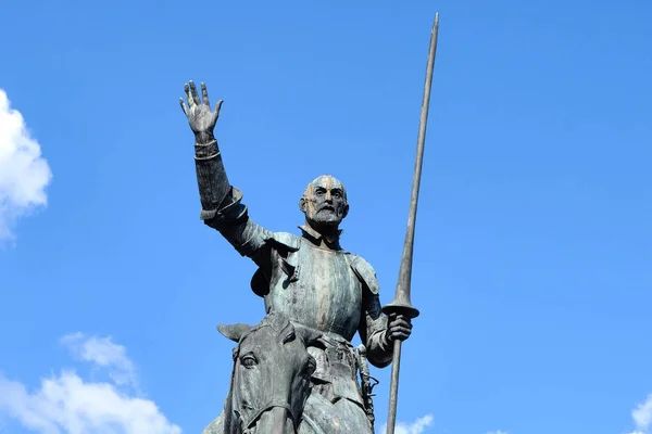 Don Quichote Statue bei Tageslicht — Stockfoto