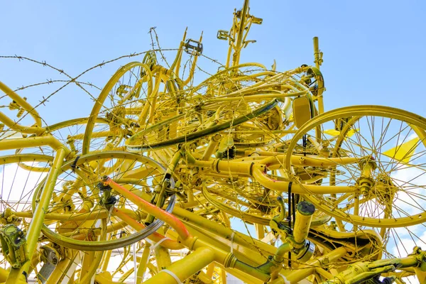 Arco feito de bicicletas amarelas em Bruxelas — Fotografia de Stock