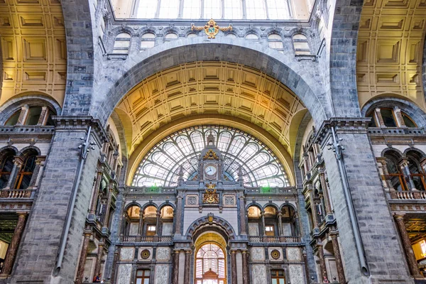 Beroemde Antwerpse Centraal Station interieur met uniek design — Stockfoto