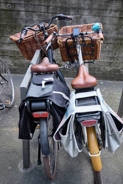 Zwei Fahrräder nebeneinander geparkt — Stockfoto