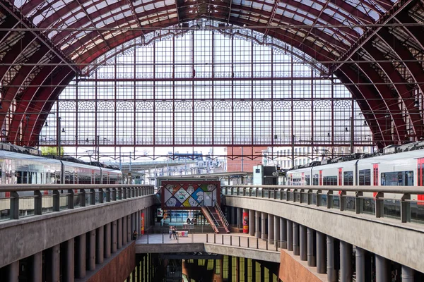 Tågstationen vid dagsljus med människor — Stockfoto