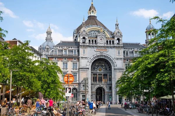 Stazione centrale alla luce del giorno vista strada — Foto Stock