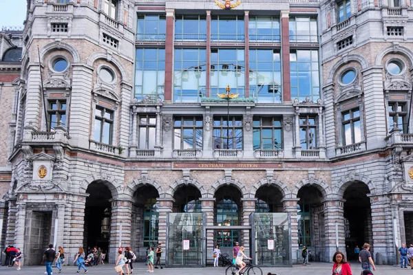 Außenfassade des Hauptbahnhofs bei Tageslicht — Stockfoto