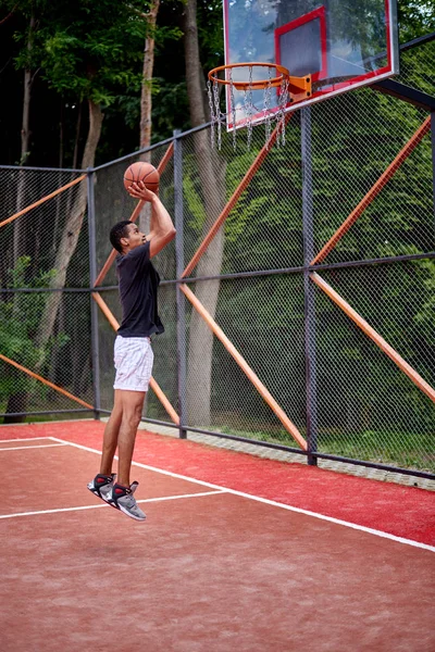 Чёрный баскетболист, играющий на поле — стоковое фото