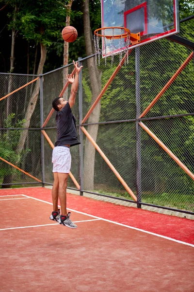 Svart basketspelare som spelar på fältet — Stockfoto