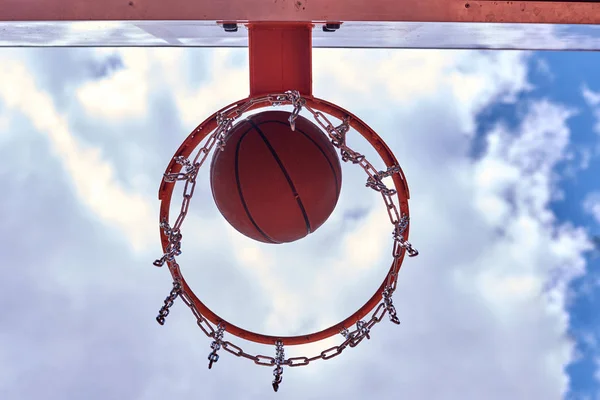 Баскетбольный обруч с обратной стороны — стоковое фото