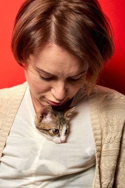 Kadın küçük bir kedi ile oynuyor