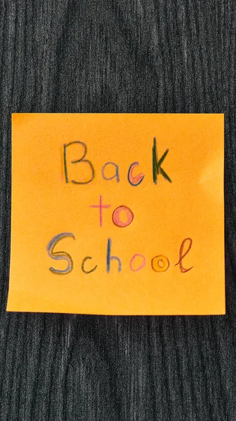 Kopfschuss zurück in die Schule auf Zettel geschrieben — Stockfoto