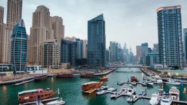 Dubai, Birleşik Arap Emirlikleri - 24 Şubat 2019: Dubai Marina'da hareket eden teknelerin havadan çekilmiş fotoğrafı